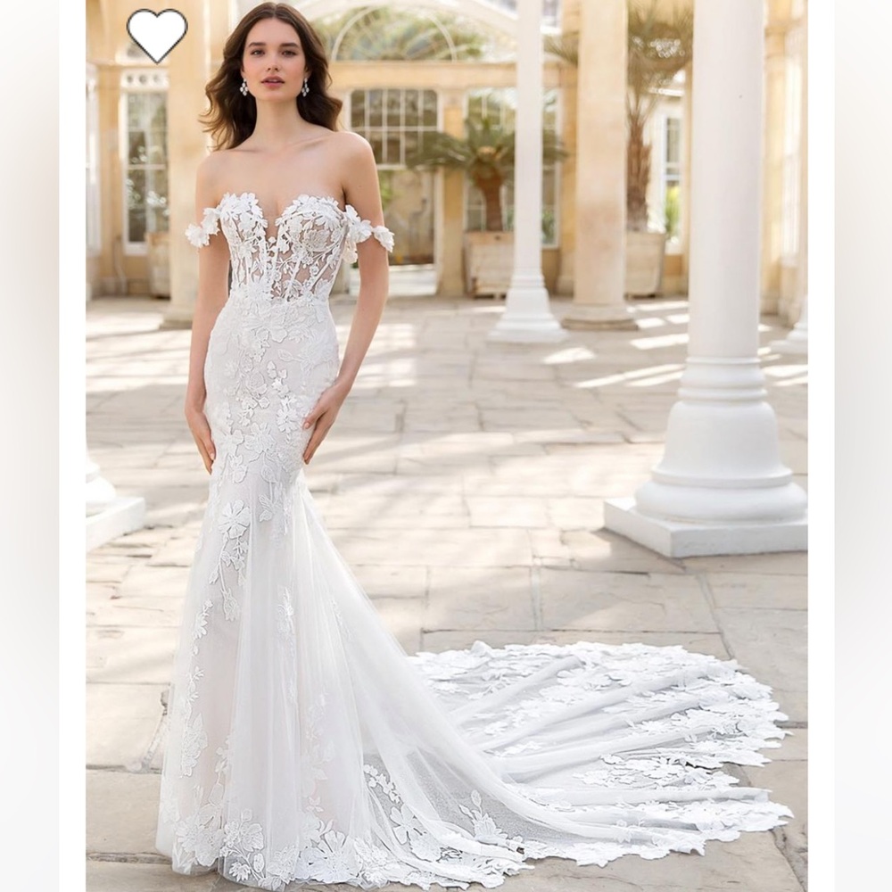 Enzoani summer wedding dress and matching veil